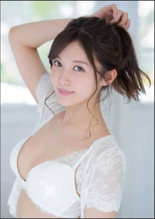 Rin Natsuki (夏木りん) là diễn viên nữ AV của Nhật Bản